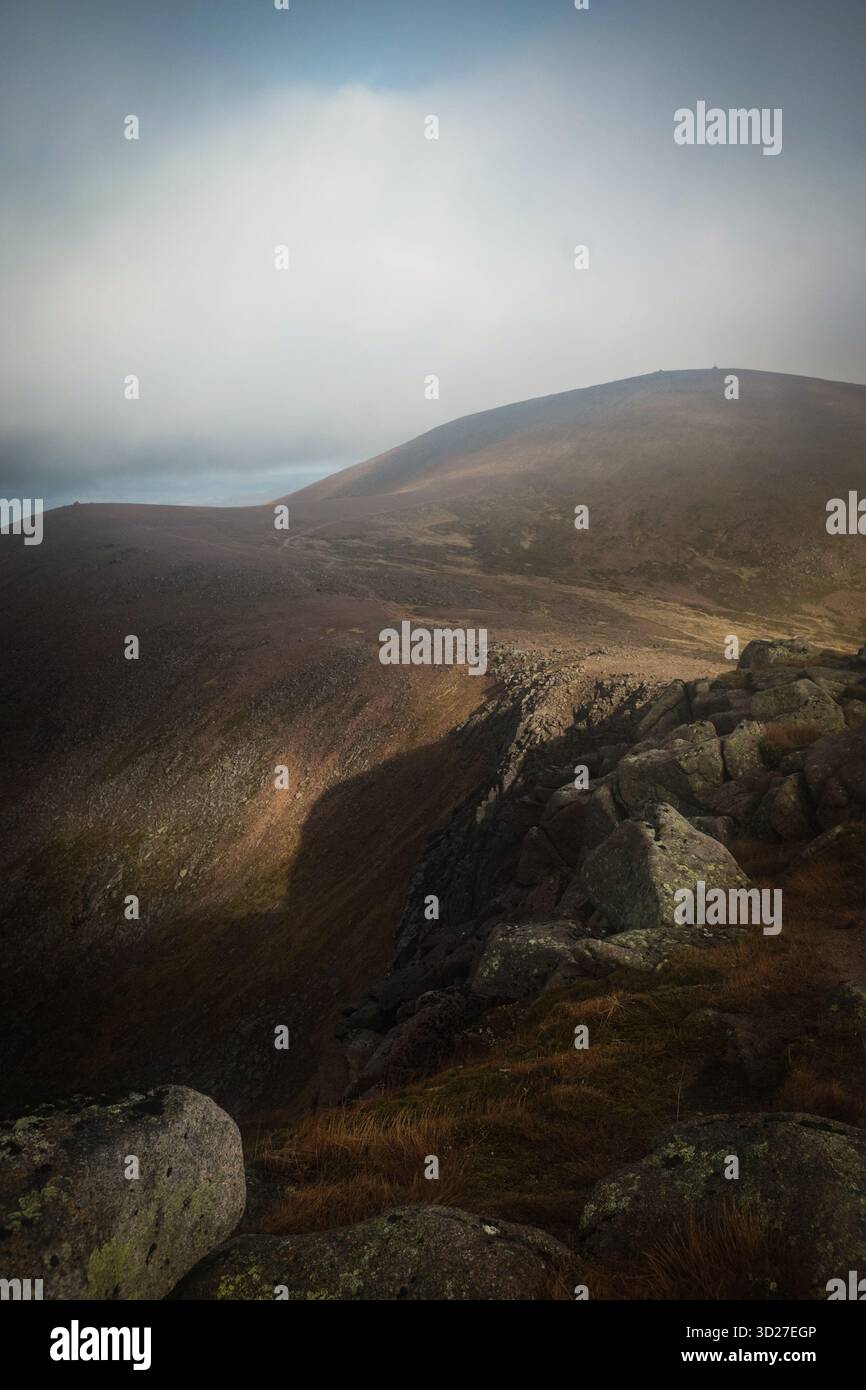 Marcher jusqu'à Cairn Gorm dans les Highlands écossais Banque D'Images