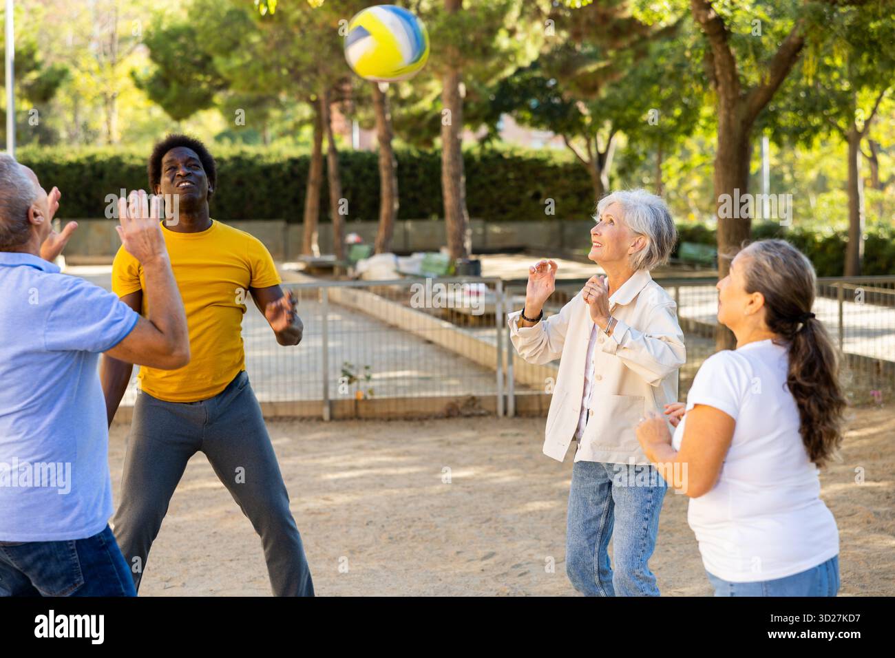 De vieilles multinationales jouent au volley-ball sur une aire de jeux d'été pour les sports au printemps dehors Banque D'Images