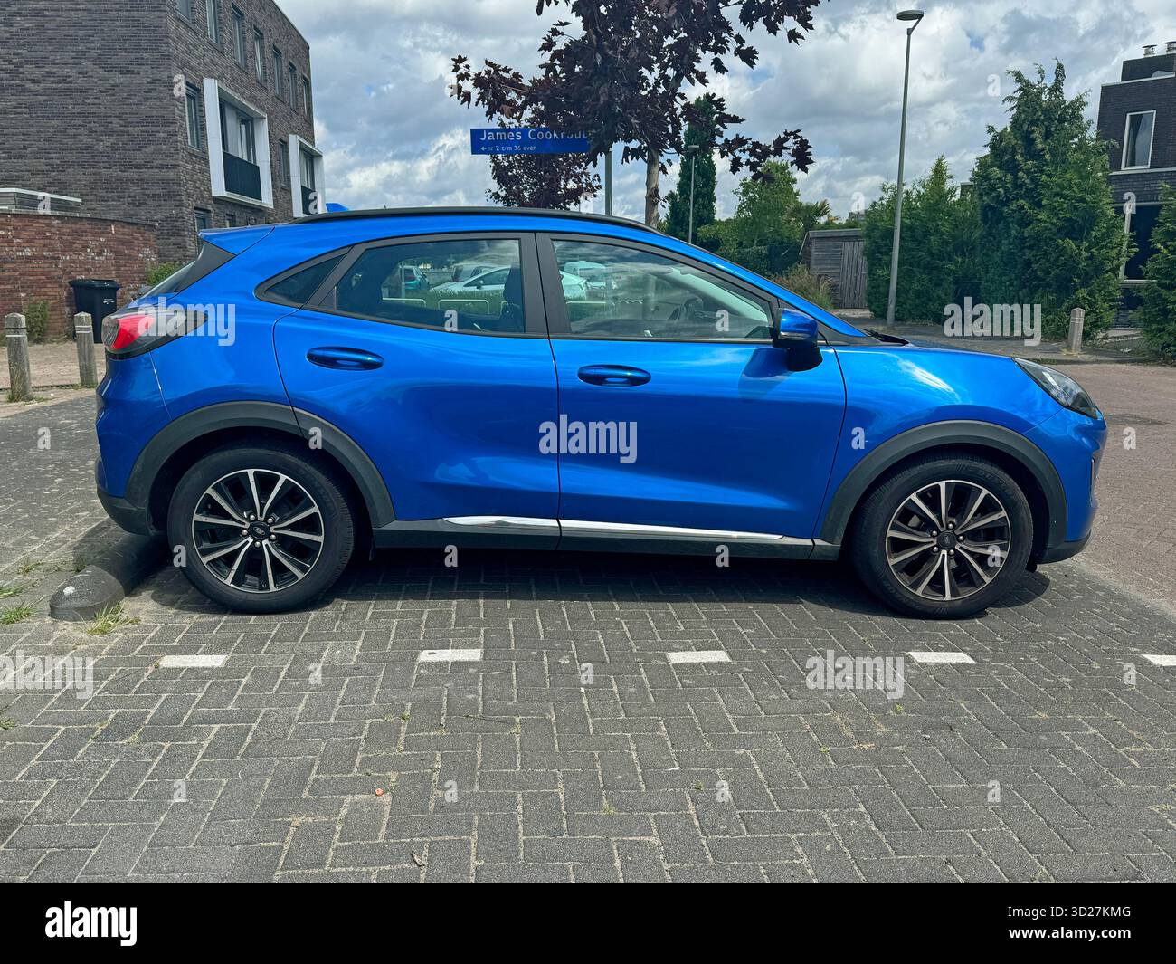 Almere, pays-Bas - 23 juin 2025 : Blue Ford Puma garé sur un parking public. Personne dans le véhicule. Banque D'Images