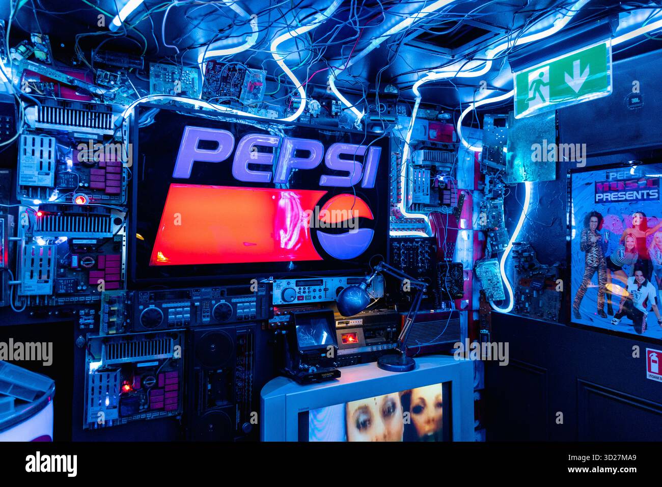 Machine à remonter le temps des années 90 au restaurant et bar Bunga 90 à thème des années 90, Covent Garden, Londres, Angleterre Banque D'Images