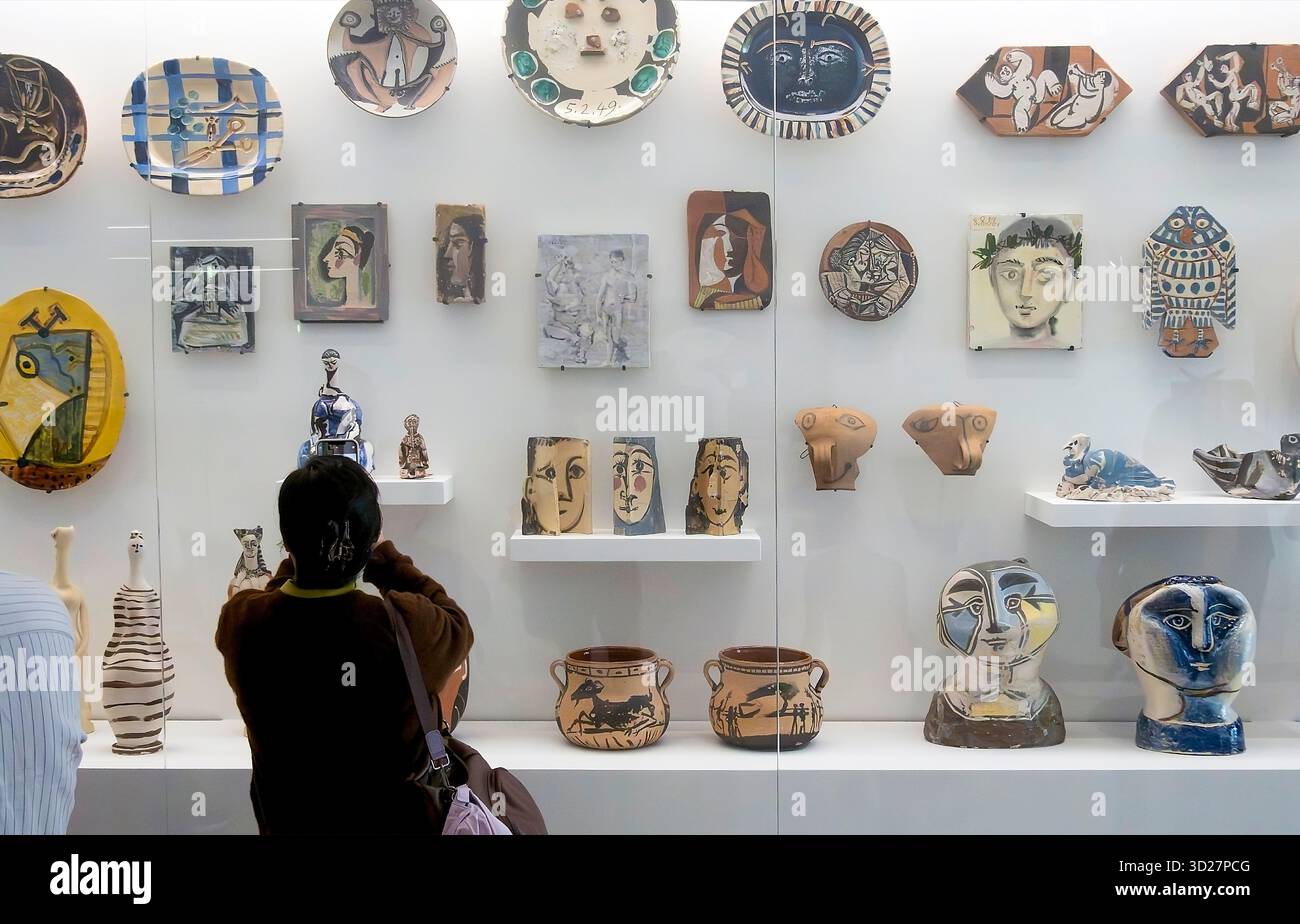 Les gens regardent la céramique au Musée Picasso, Marais, Paris, France Banque D'Images