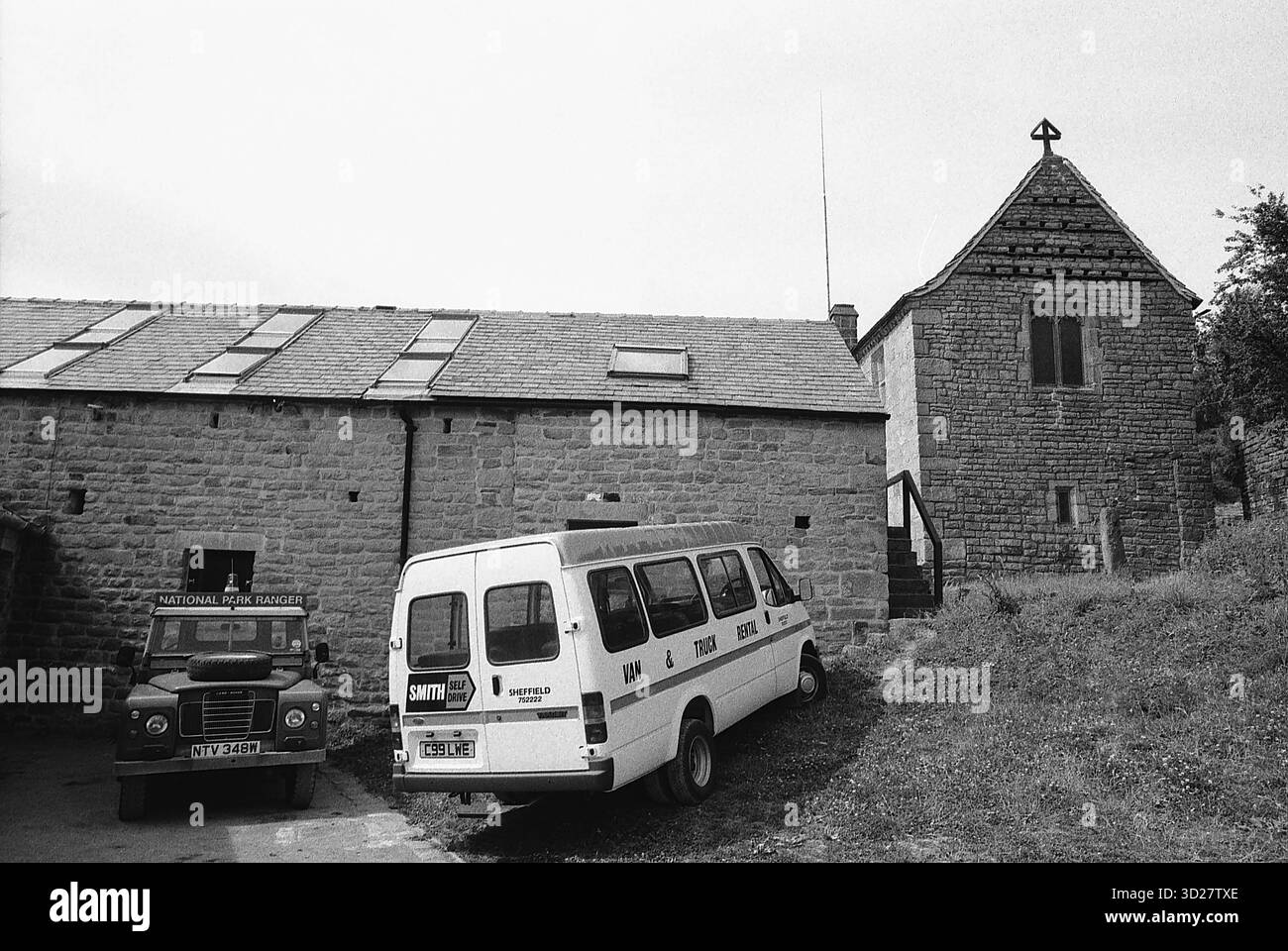 Brunts Barn, un bâtiment historique classé Grade II*, se trouve en bonne place dans le paysage pittoresque de Hope Valley, près de Grindleford. Cette grange emblématique, construite principalement en pierre locale, est un point de repère clé dans la beauté naturelle de la région. Le bâtiment est un endroit populaire pour les visiteurs explorant le parc national de Peak District, offrant un aperçu du riche patrimoine rural de la région. Banque D'Images