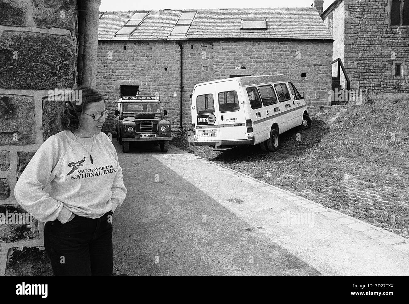 Brunts Barn, un bâtiment historique niché dans la pittoresque vallée de l'espoir, offre un aperçu du patrimoine rural de la région. La grange, située près de Grindleford et Upper Padley, offre un cadre tranquille aux visiteurs qui explorent le parc national de Peak District. Cette image capture un moment calme dans cet endroit emblématique, mettant en valeur l'architecture traditionnelle et la beauté naturelle environnante. Banque D'Images