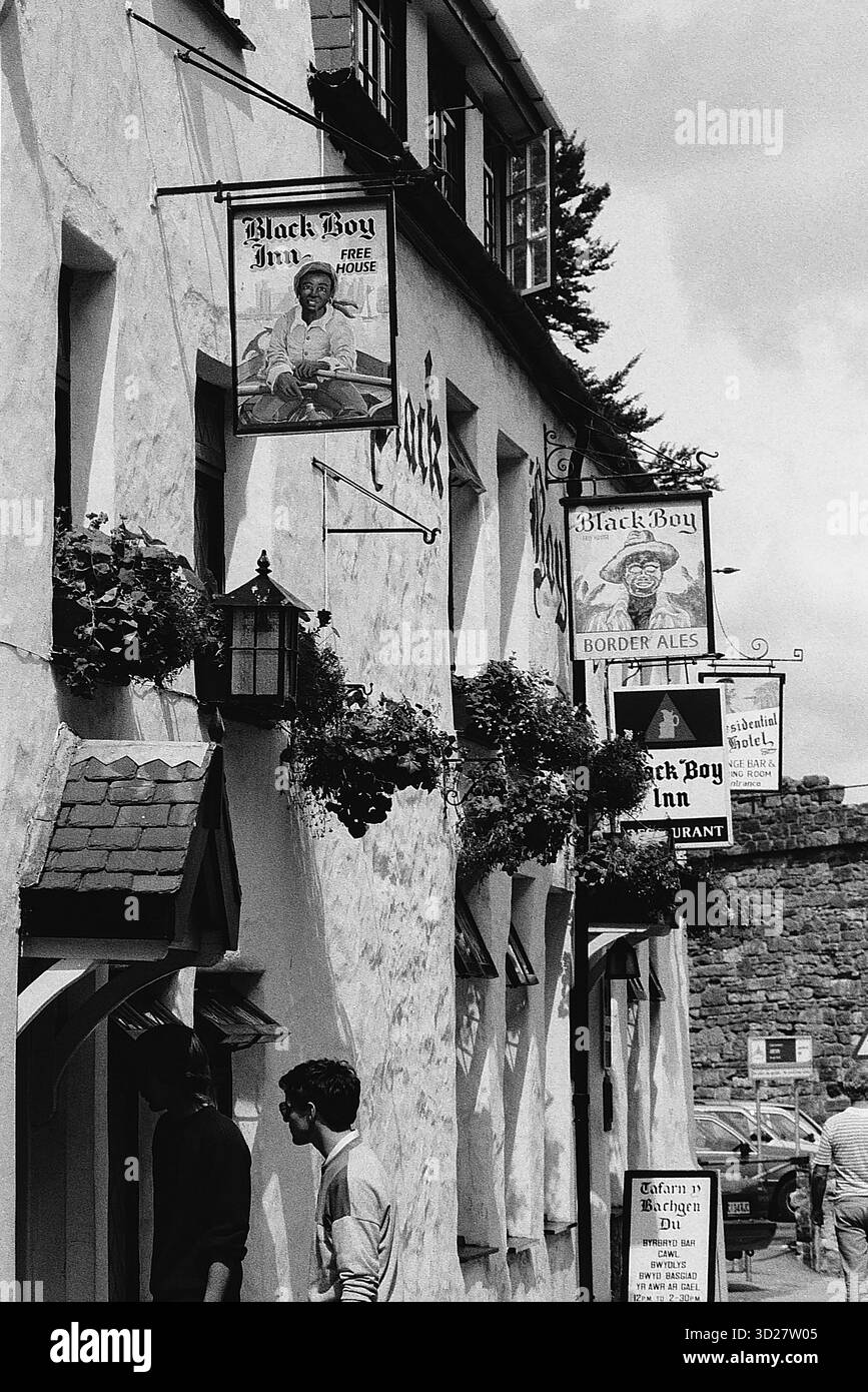 Le Black Boy Inn, un pub historique situé à Bridgnorth, en Angleterre, se trouve bien en vue le long de la rue élevée de la ville. Ce bâtiment emblématique, un monument local, présente des panneaux distinctifs et des boîtes à fleurs, offrant un aperçu du riche patrimoine de la ville. Sa position le long de la rue escarpée offre une perspective unique de l'architecture de la ville et capture l'essence du charme de Bridgnorth. Banque D'Images