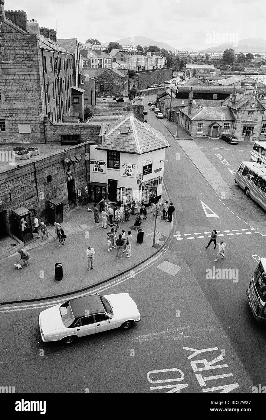 La ville historique de Caernarfon, au pays de Galles, se déploie de façon spectaculaire sous la silhouette imposante du château de Caernarfon. Cette vue emblématique capture le cœur de la ville, mettant en valeur son architecture unique et son paysage de rue animé. Situé sur le détroit de Menai, Caernarfon offre un mélange fascinant d'histoire médiévale et de vie contemporaine. Banque D'Images