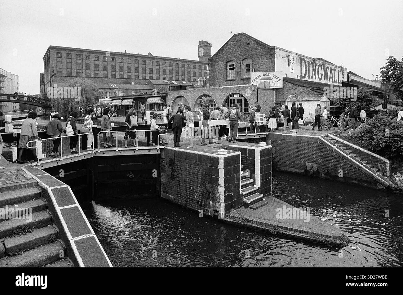 Camden Lock : un centre dynamique de créativité au milieu des eaux du canal de Londres. Ce monument emblématique, situé sur le Regent's canal à Londres, est un lieu de rassemblement animé pour les artistes, les musiciens et les acheteurs. L'entrepôt historique de Dingwall offre une toile de fond à l'atmosphère animée, offrant un aperçu du riche passé industriel de la région. Les visiteurs peuvent parcourir les étals vendant de l'artisanat fait main, des vêtements vintage et des œuvres d'art uniques, tout en appréciant les sons de la musique live et le doux flux du canal. Banque D'Images