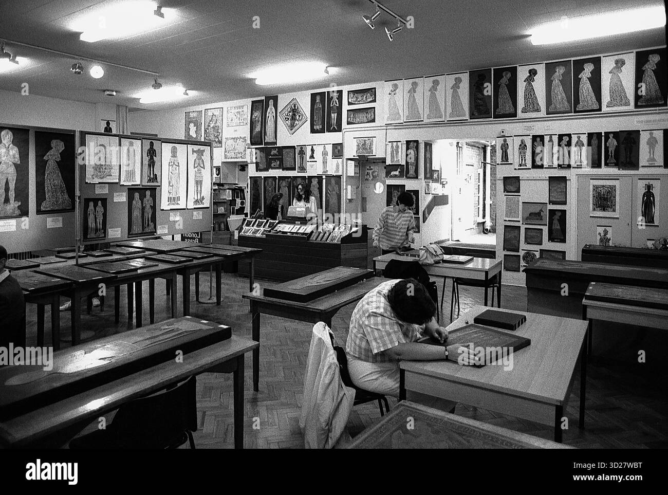 Une expérience londonienne unique vous attend au Brass Rubbing Workshop, où les visiteurs peuvent méticuleusement recréer les détails complexes de sculptures et d'objets anciens. Des artisans qualifiés guident les participants à travers le processus délicat de transfert des textures de surface du bronze et du marbre sur du papier, offrant une connexion pratique avec des siècles de patrimoine artistique. Situé au cœur de Londres, cet atelier offre une occasion singulière de se plonger dans le métier du frottement, une technique pratiquée depuis la Renaissance. Banque D'Images