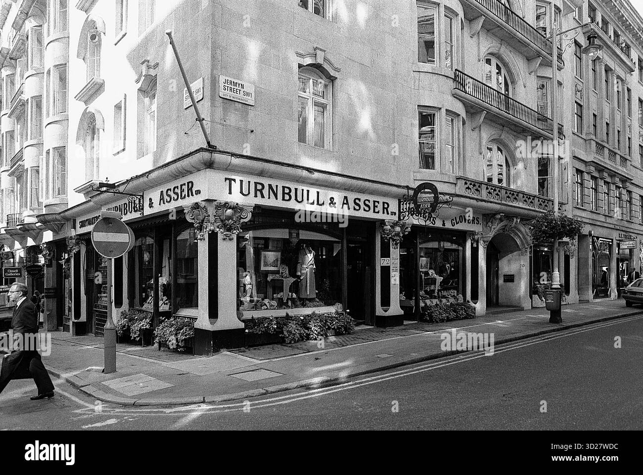 Un détail architectural intemporel au cœur de Londres. L'emblématique bâtiment Turnbull & Asser, vénérable fournisseur de vêtements sur mesure, se dresse fièrement sur Jermyn Street. Sa façade classique, ornée de colonnes élégantes et de détails complexes, met en valeur le patrimoine durable du quartier commerçant de luxe de Londres. Témoignage de la qualité et de la tradition, cette image capture un moment de grandeur tranquille au milieu de la ville animée. Banque D'Images