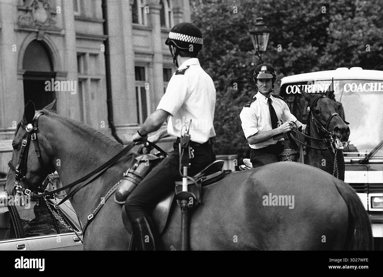 L'emblématique Mounted police du Metropolitan police Service patrouille dans les rues historiques de Londres. Ces officiers hautement qualifiés, montés à cheval majestueux, maintiennent une présence visible, assurant la sécurité des résidents et des visiteurs de la ville. Une image intemporelle mettant en valeur le riche patrimoine de Londres et son dévouement à l’application de la loi. Banque D'Images