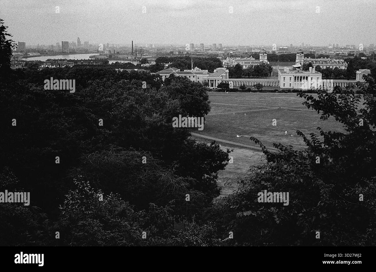 Vue panoramique depuis l'Observatoire royal de Greenwich, révélant une vaste étendue de l'horizon londonien. Le bâtiment historique se dresse bien en vue au milieu de la vaste étendue de Greenwich Park, offrant un aperçu lointain de la Tamise et des monuments emblématiques de la ville. Une scène britannique classique de science, d'histoire et de beauté urbaine. Banque D'Images