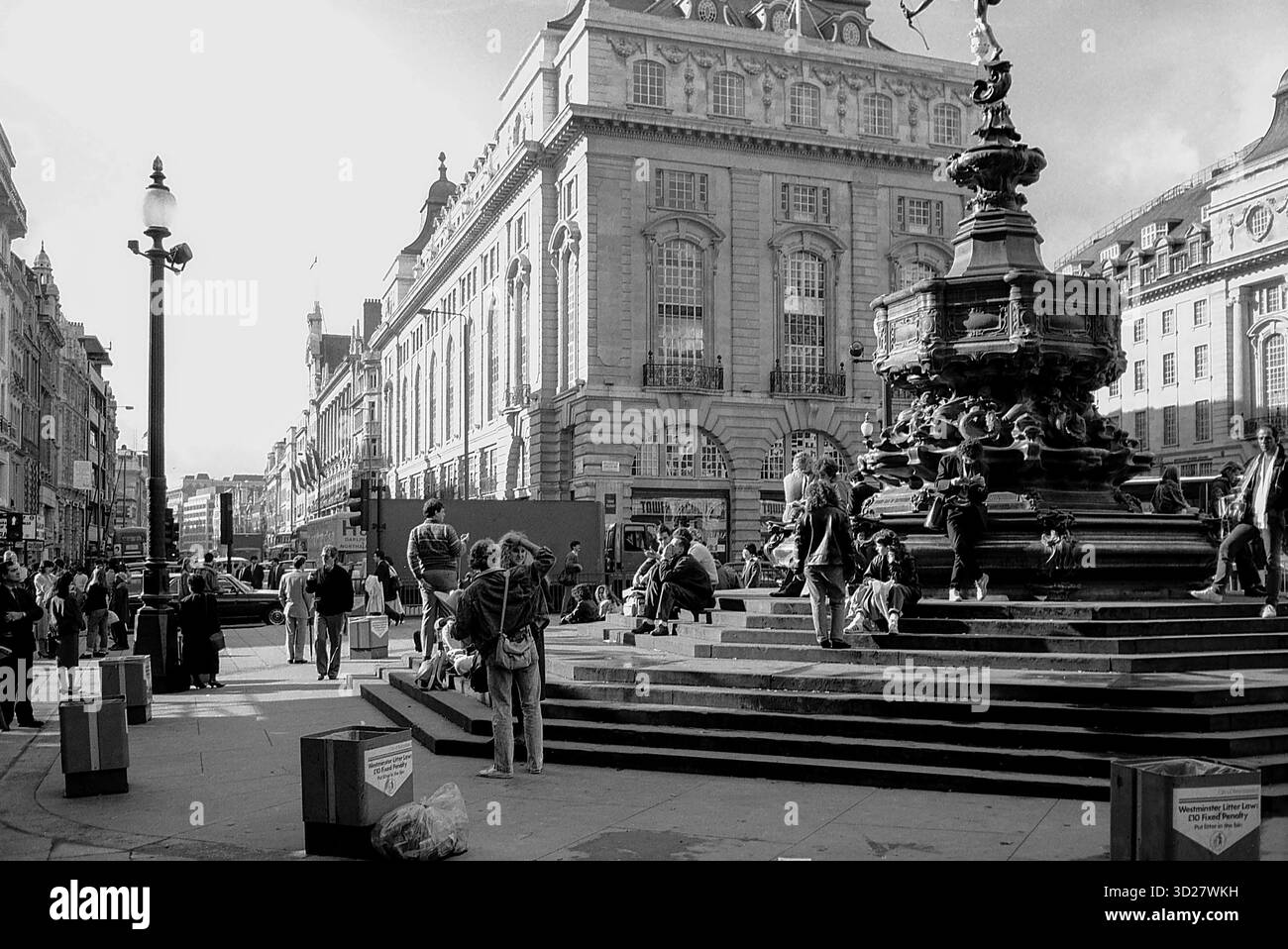 Piccadilly Circus, Londres : une scène animée se déroule au milieu de l'emblématique statue d'Eros et de la grande architecture du Shaftesbury Building. Le cœur du West End londonien pulpe d'énergie, attirant les foules sur cette place historique. Banque D'Images