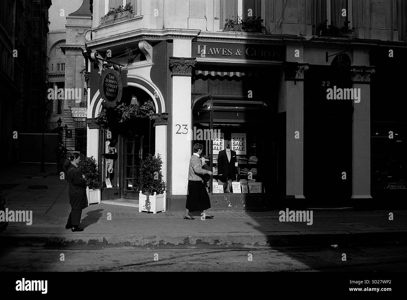 Charme historique de Londres : Hawes & Curtis sur Martin's Lane. Cette boutique emblématique, datant de 1835, reste un établissement bien-aimé sur le lieu Martin's Lane, une rue étroite au cœur de Londres. L'architecture classique et l'attrait intemporel du bâtiment offrent un aperçu du riche patrimoine commercial de la ville. Banque D'Images