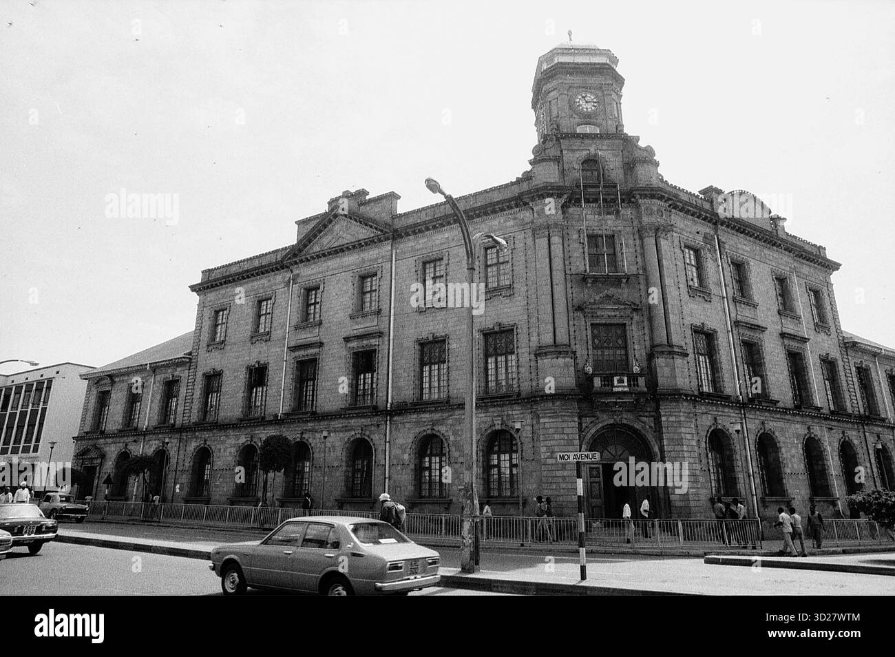 L'emblématique hôtel de ville de Nairobi témoigne du passé colonial de la ville. Cet imposant bâtiment, construit à la fin du XIXe siècle, domine l'horizon et rappelle l'histoire de Nairobi en tant que centre administratif britannique. Sa grande architecture et sa tour de l'horloge proéminente sont un spectacle familier pour les résidents et un point de repère populaire pour les visiteurs explorant le cœur de la capitale du Kenya. Banque D'Images