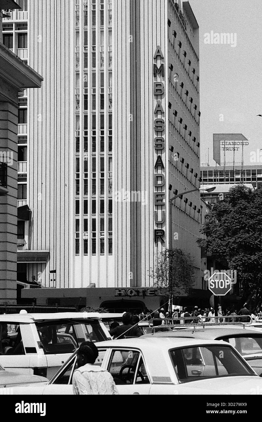 Le patrimoine architectural de Nairobi est élevé. Le Grand Regal Hotel, un point de repère de la ville, domine l'horizon, son design vertical distinctif témoigne du passé de la ville. Capturée au cœur de Nairobi, au Kenya, cette image offre un aperçu de la riche histoire et du paysage urbain de la ville. Banque D'Images