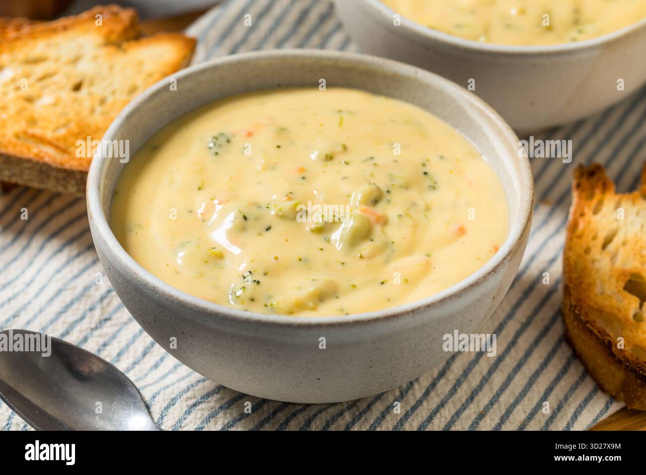 Soupe cheddar au brocoli maison copieux avec fromage et carotte Banque D'Images