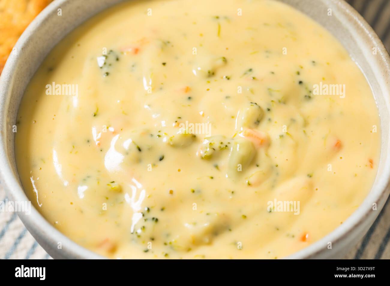 Soupe cheddar au brocoli maison copieux avec fromage et carotte Banque D'Images