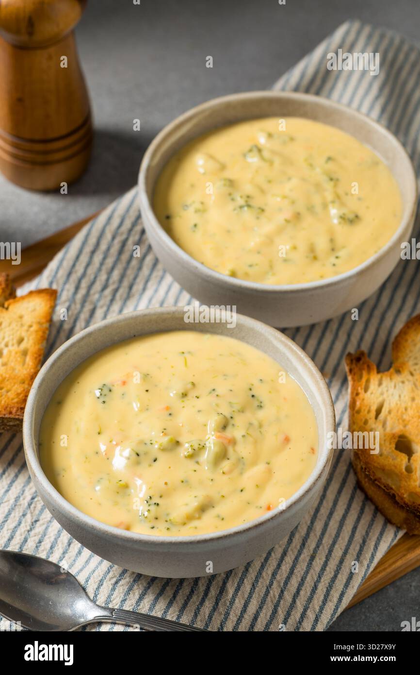 Soupe cheddar au brocoli maison copieux avec fromage et carotte Banque D'Images