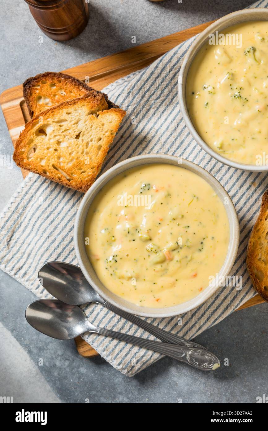 Soupe cheddar au brocoli maison copieux avec fromage et carotte Banque D'Images