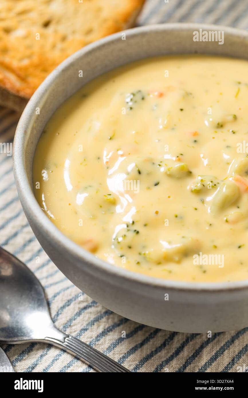 Soupe cheddar au brocoli maison copieux avec fromage et carotte Banque D'Images