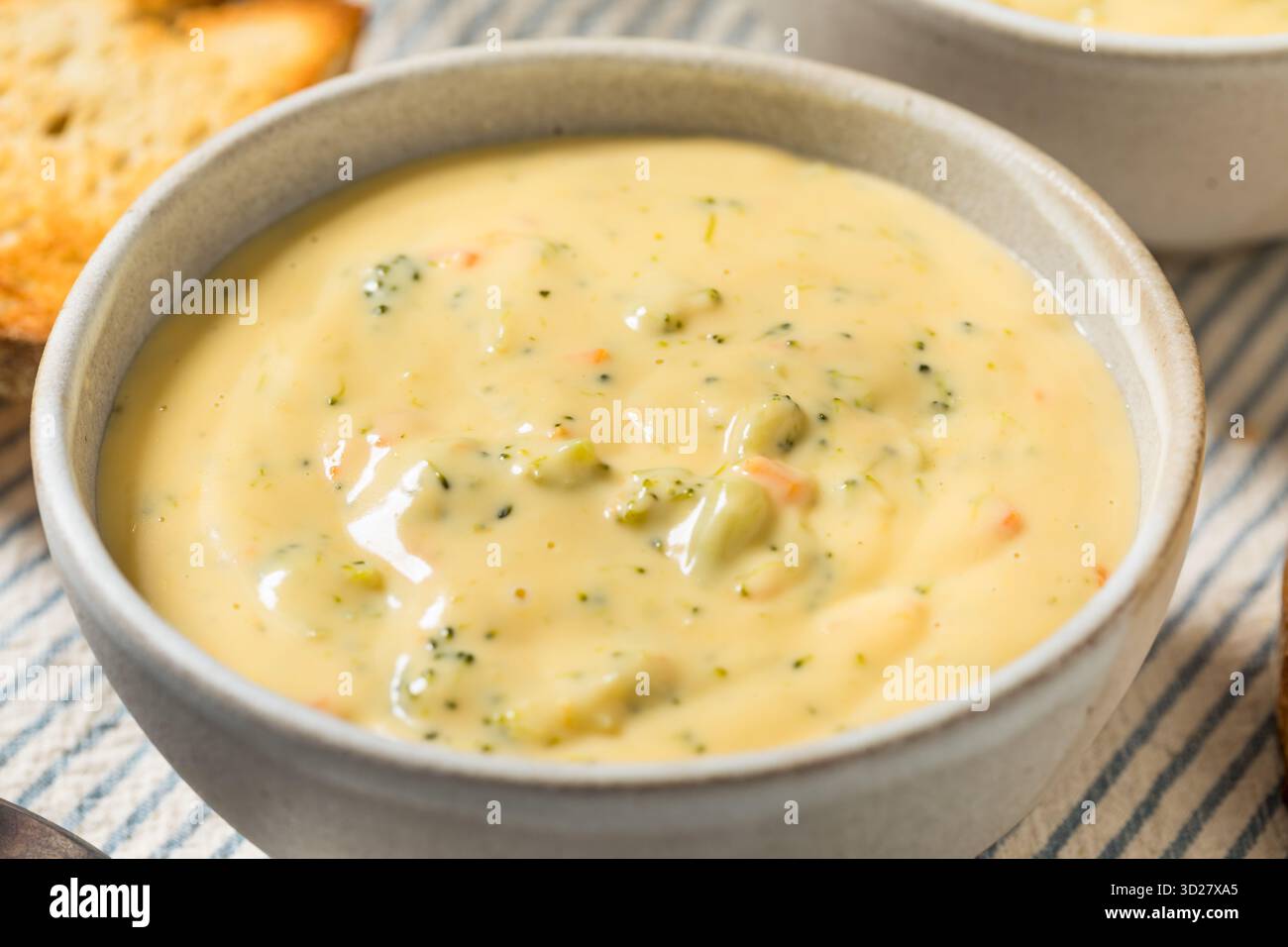Soupe cheddar au brocoli maison copieux avec fromage et carotte Banque D'Images