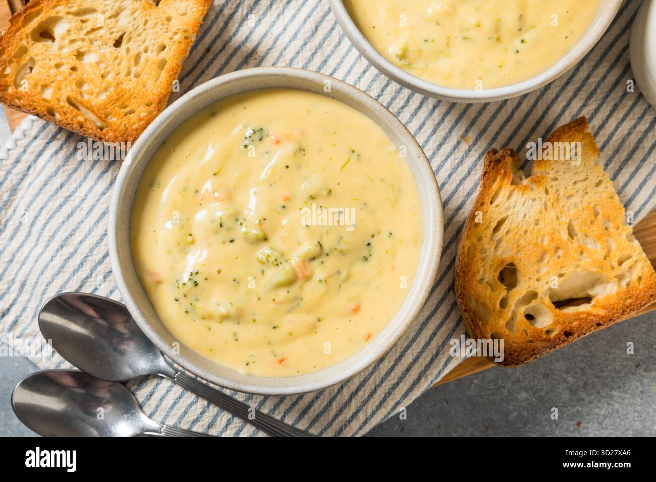 Soupe cheddar au brocoli maison copieux avec fromage et carotte Banque D'Images