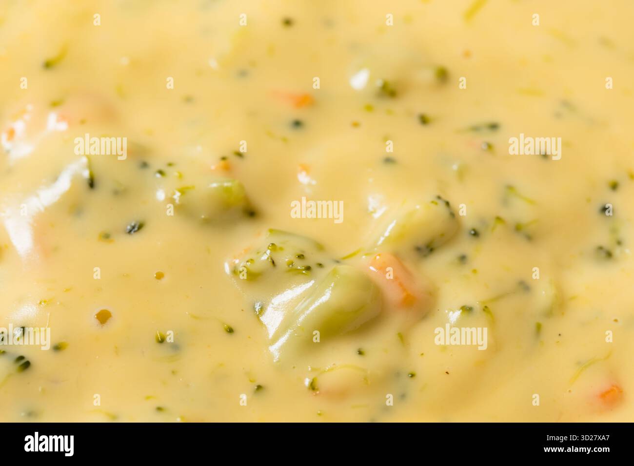 Soupe cheddar au brocoli maison copieux avec fromage et carotte Banque D'Images
