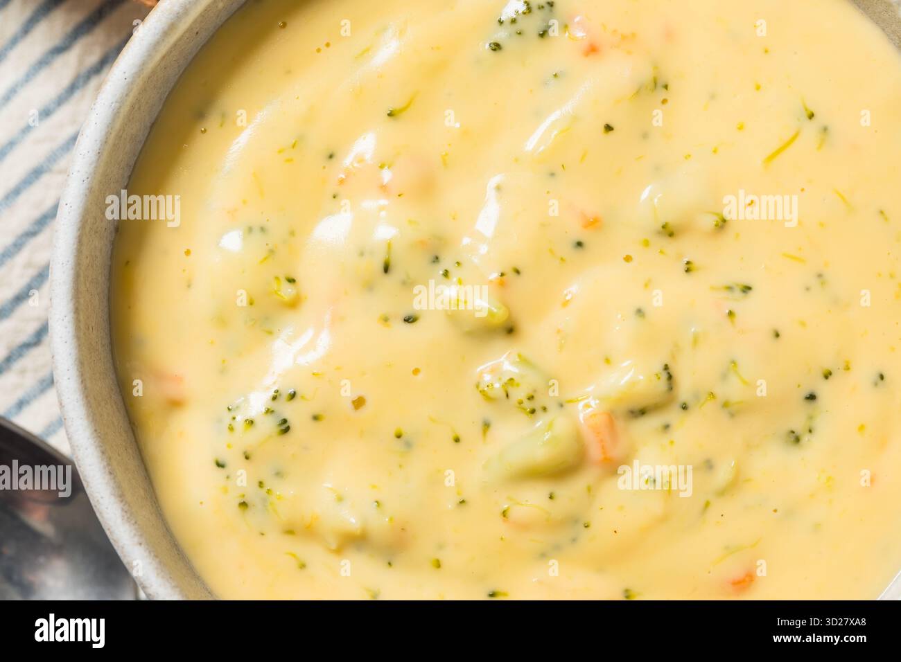 Soupe cheddar au brocoli maison copieux avec fromage et carotte Banque D'Images