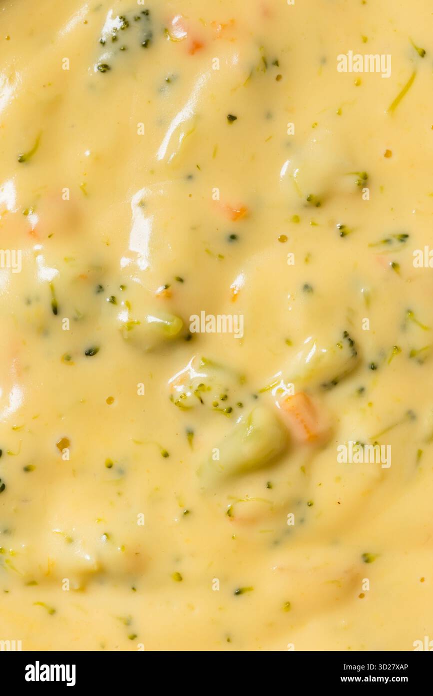 Soupe cheddar au brocoli maison copieux avec fromage et carotte Banque D'Images
