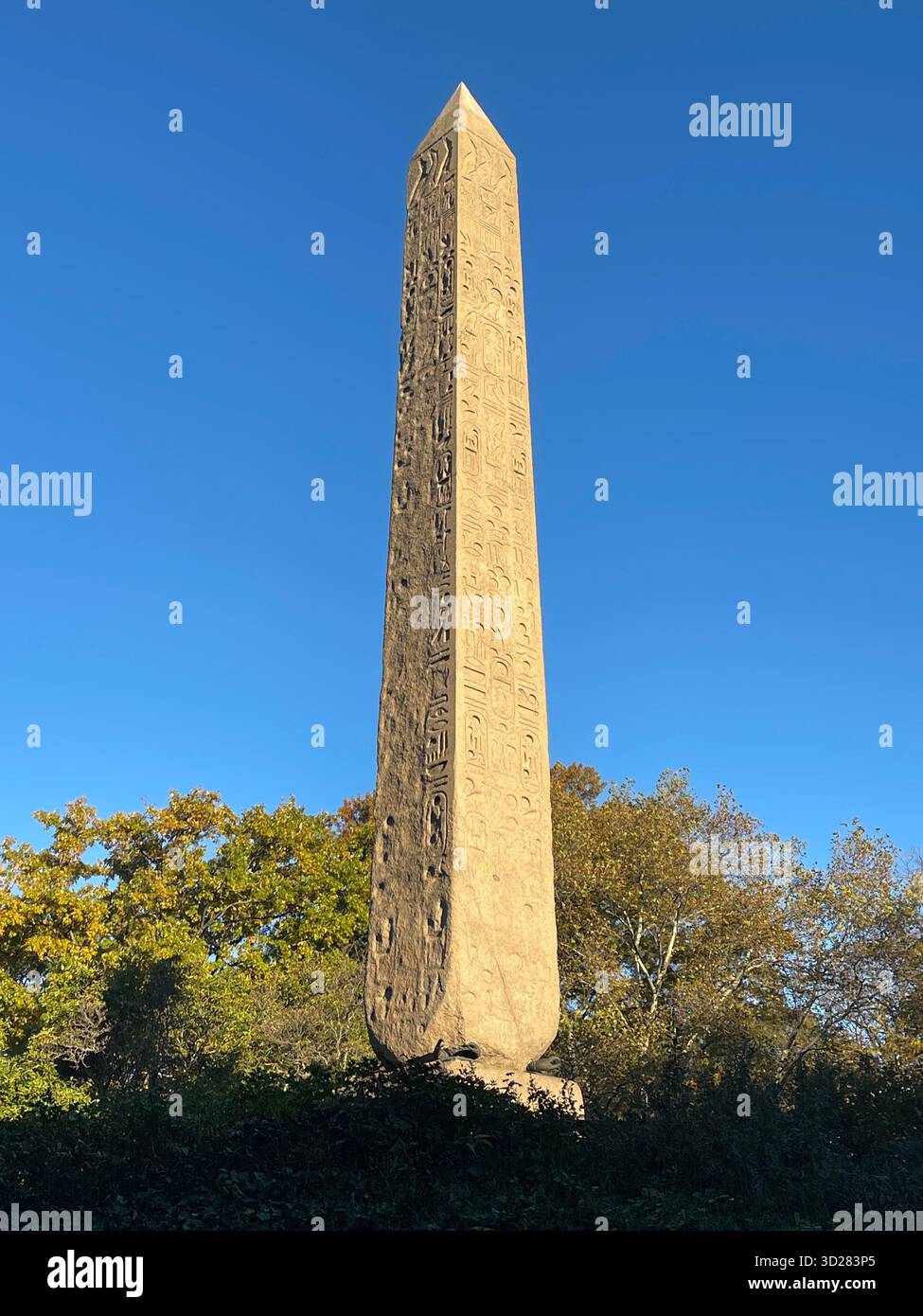 L’Obélisque, Central Park NYC — l’ancienne “aiguille de Cléopâtre” debout comme un pont entre le passé de l’Égypte et le présent de New York. - Image de stock capturée avec un smartphone