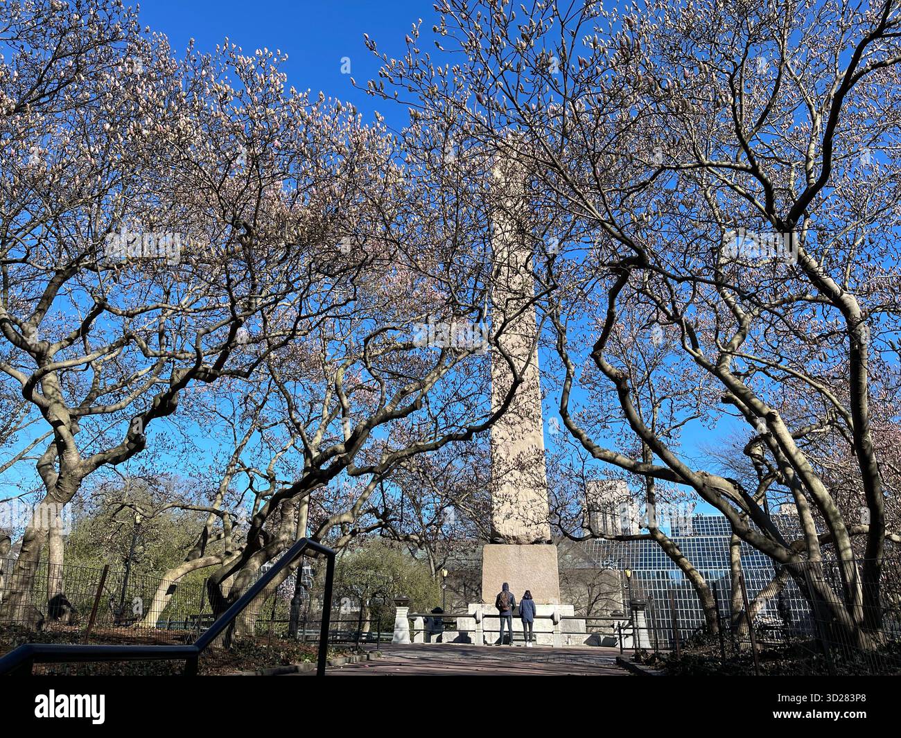 L’Obélisque, Central Park NYC — l’ancienne “aiguille de Cléopâtre” debout comme un pont entre le passé de l’Égypte et le présent de New York. - Image de stock capturée avec un smartphone