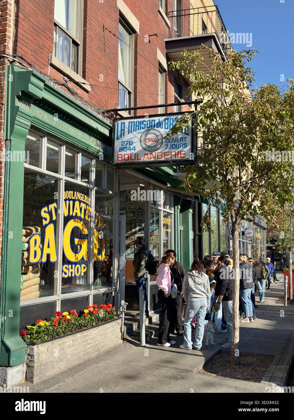 Boutique emblématique St Viateur Bagel dans le quartier du Mile-End de Montréal, Canada - Image de stock capturée avec un smartphone