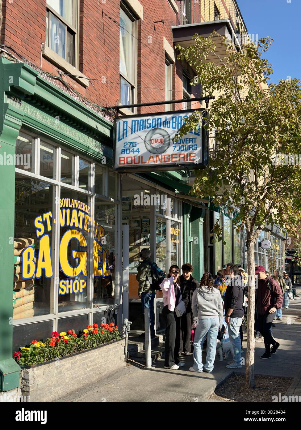 Boutique emblématique St Viateur Bagel dans le quartier du Mile-End de Montréal, Canada - Image de stock capturée avec un smartphone