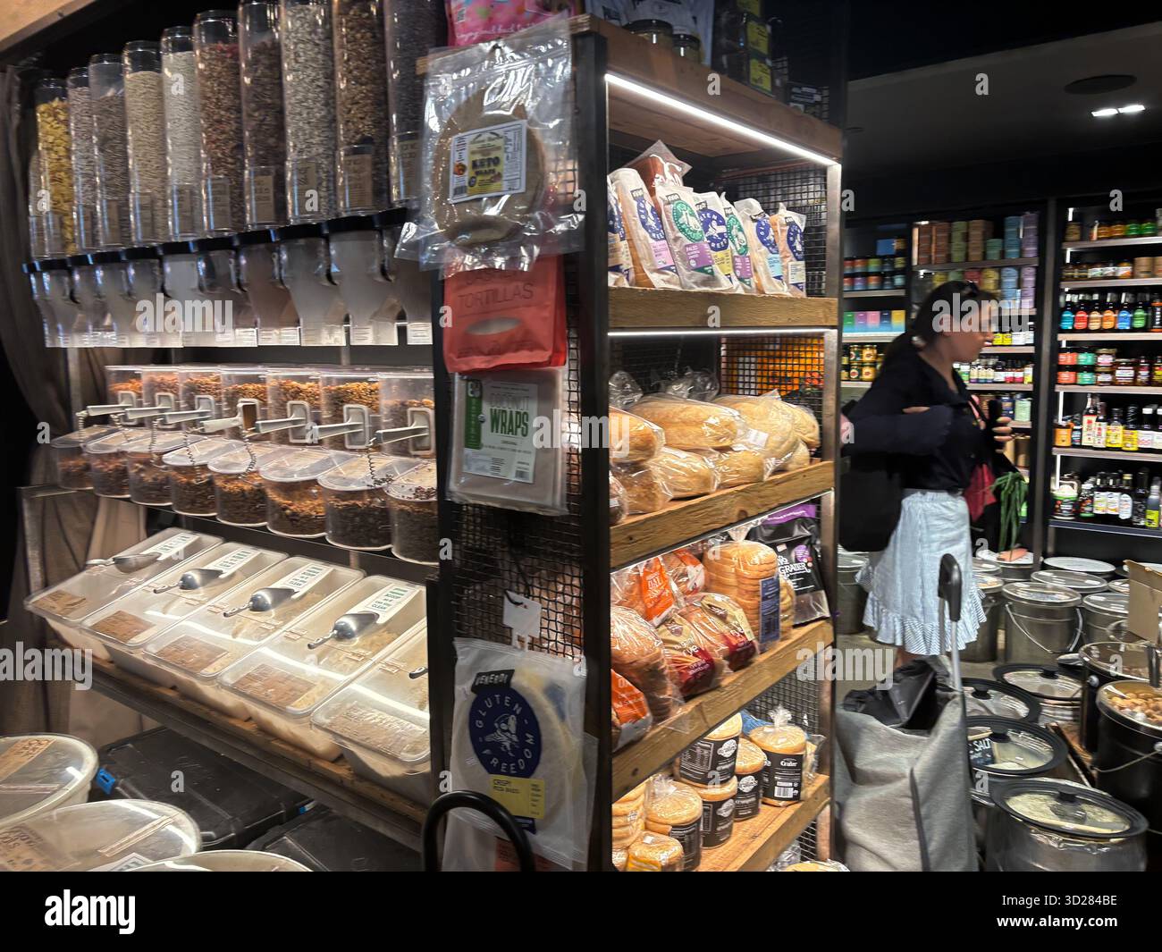 Femme shopping à Central Organic (Oulianoff & Frank), Adelaide Central Markets, Australie méridionale. Pas DE MR ou PR - Image de stock capturée avec un smartphone