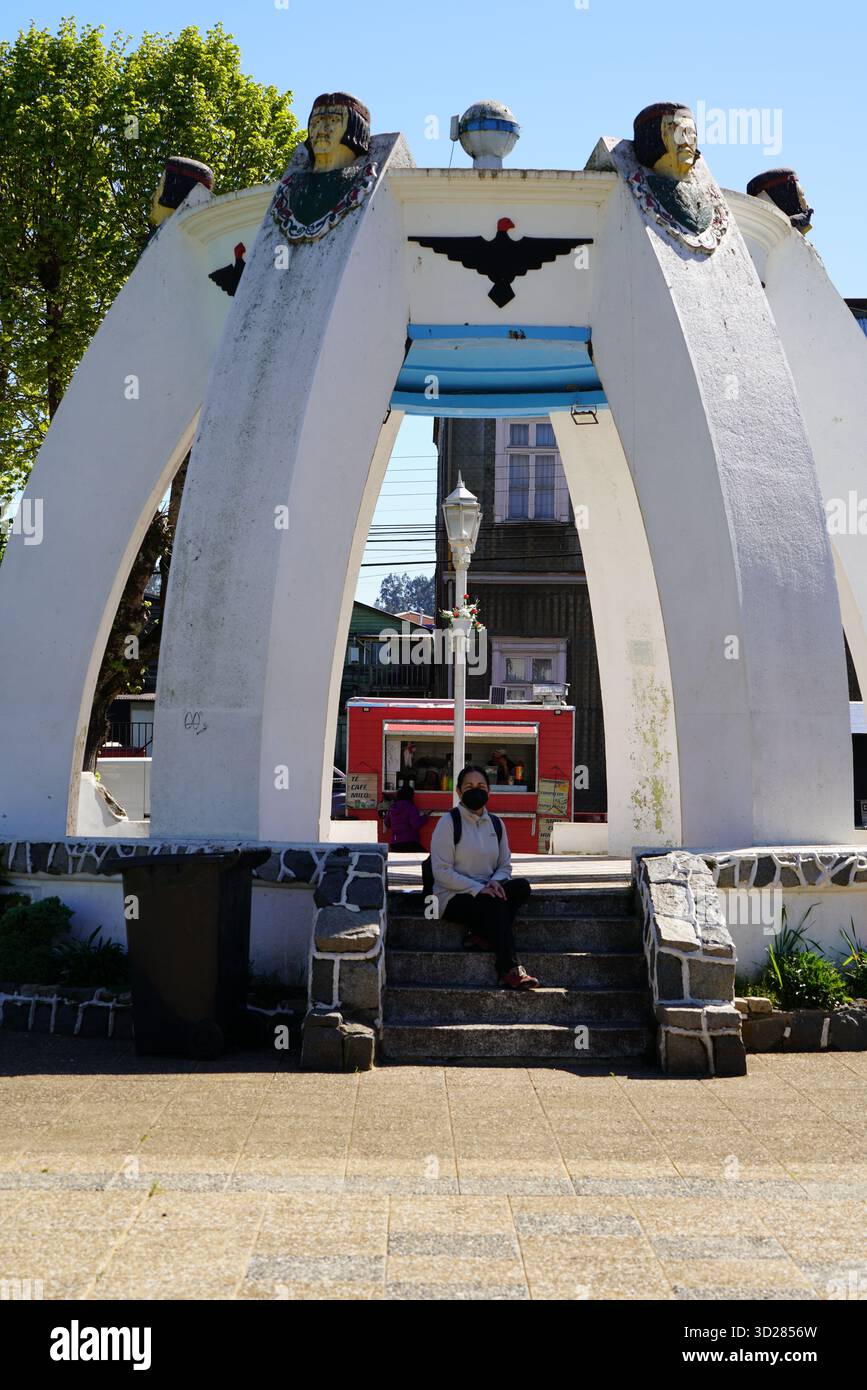 mujer sentada en el odeon de la plaza de carahue chili Banque D'Images