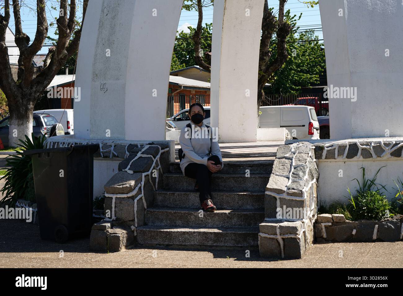 mujer sentada en el odeon de la plaza de carahue chili Banque D'Images
