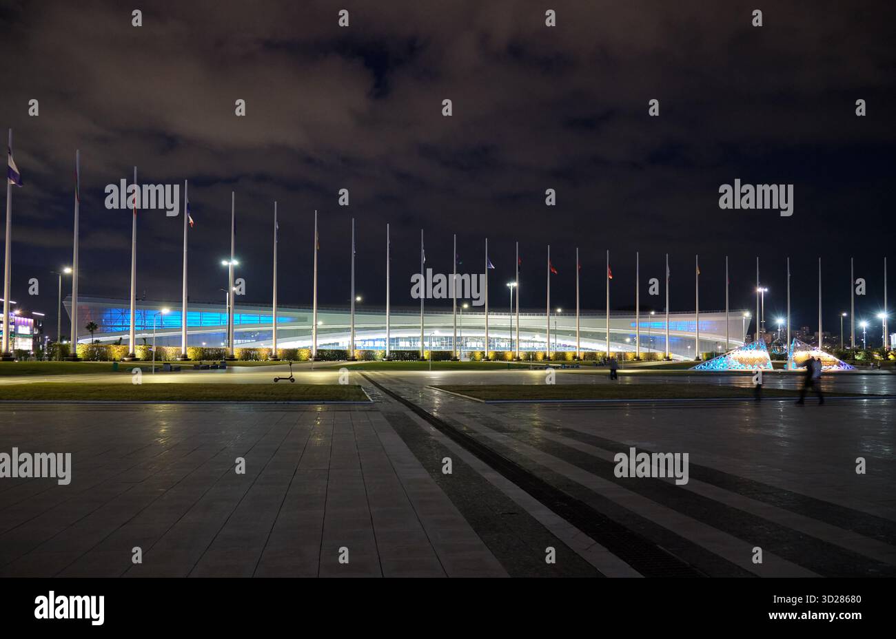 Sirius, Russie - 20 janvier 2025 : vue nocturne du centre commercial et d'exposition de Sirius (Adler) qui a accueilli les événements de patinage de vitesse lors de la victoire 2014 Banque D'Images