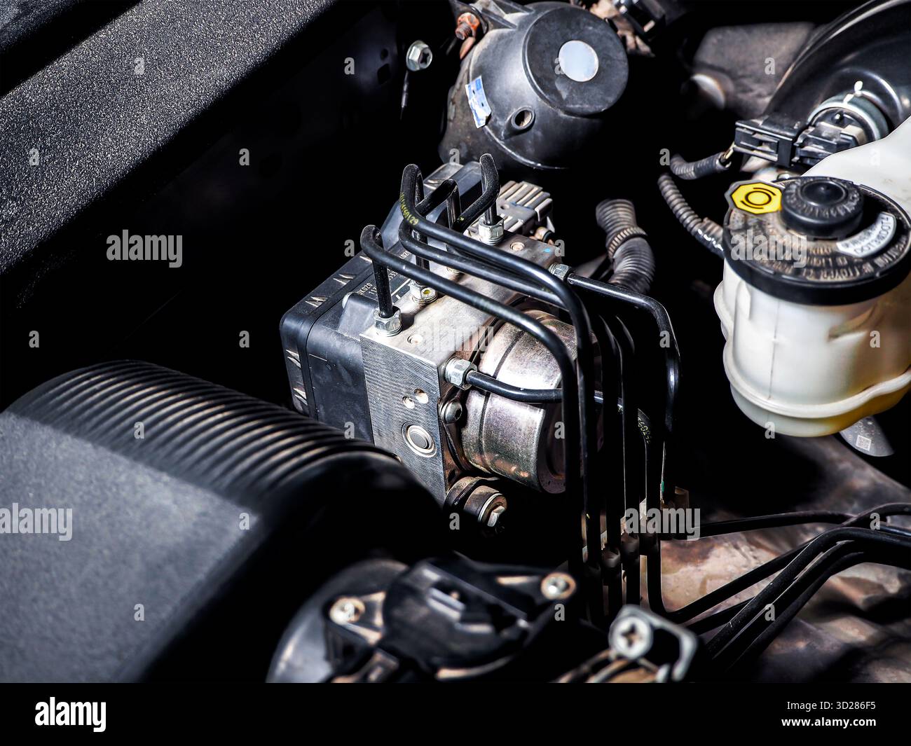 Gros plan du module ABS de voiture dans le compartiment moteur, entretien du système de freinage antiblocage automobile et concept de réparation Banque D'Images