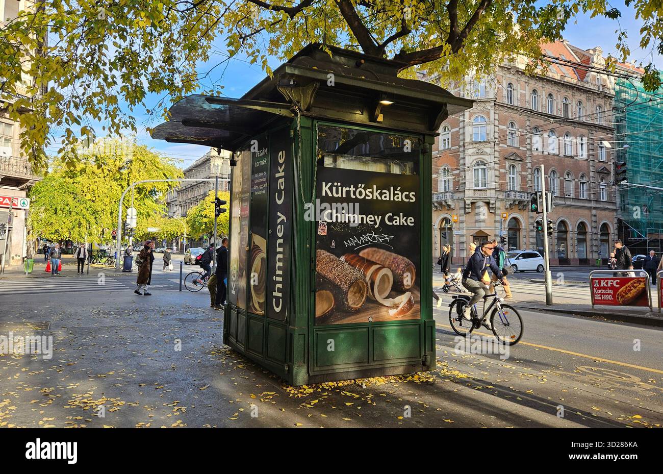 Petit kiosque vendant le célèbre gâteau de cheminée traditionnel hongrois (kürtőskalács) dans la rue dans le centre de Budapest, Hongrie Banque D'Images