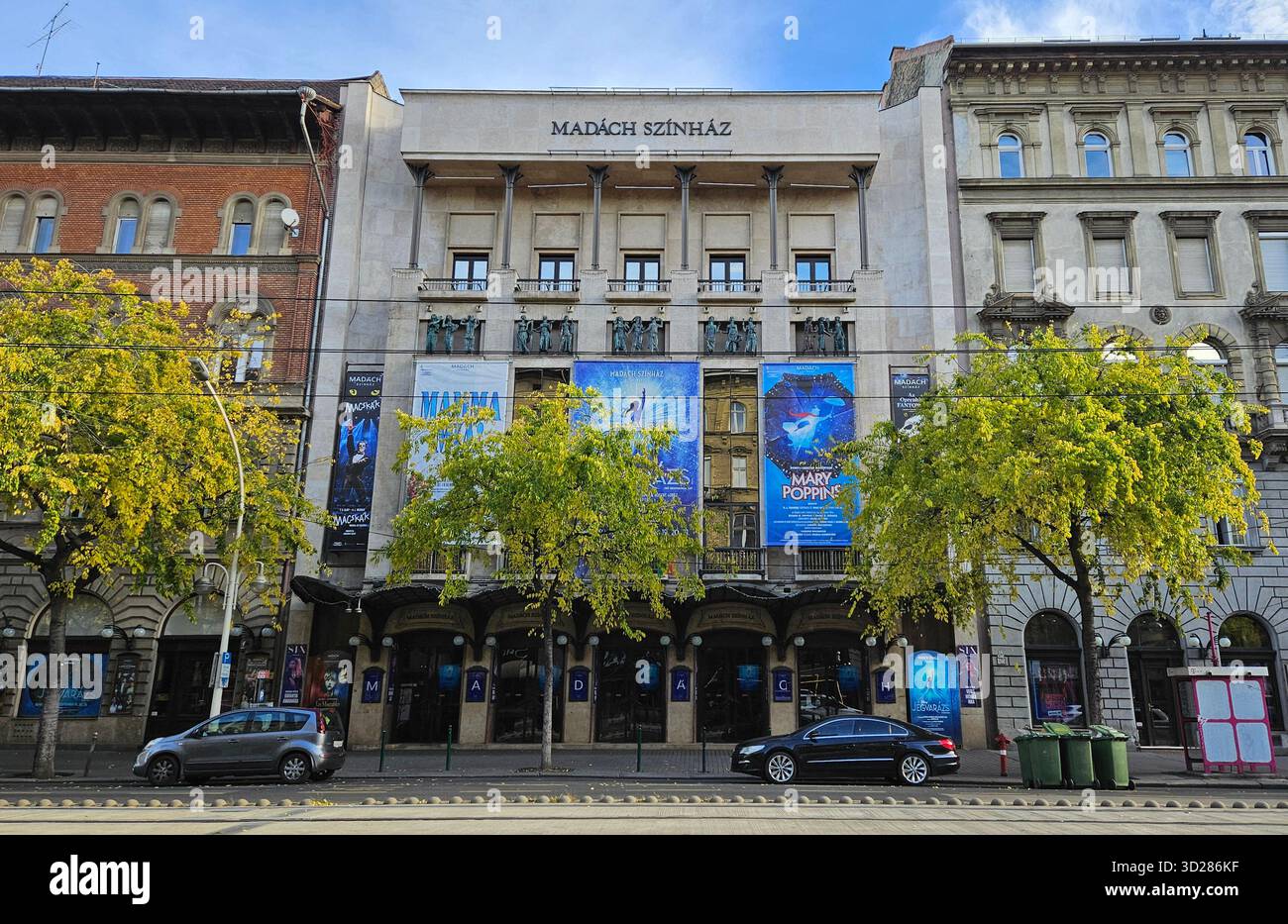 Bâtiment historique du théâtre Madách sur le boulevard Erzsébet de Budapest par une journée ensoleillée d'automne avec les affiches de Mamma Mia et Mary Poppins Banque D'Images