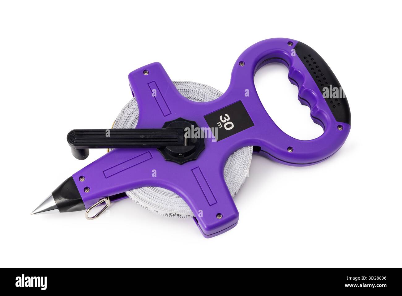 Outil de ruban à mesurer violet de 30 mètres avec ruban rétractable et poignée ergonomique avec roulement lisse et le déroulement du ruban isolé sur White Studio Backgr Banque D'Images