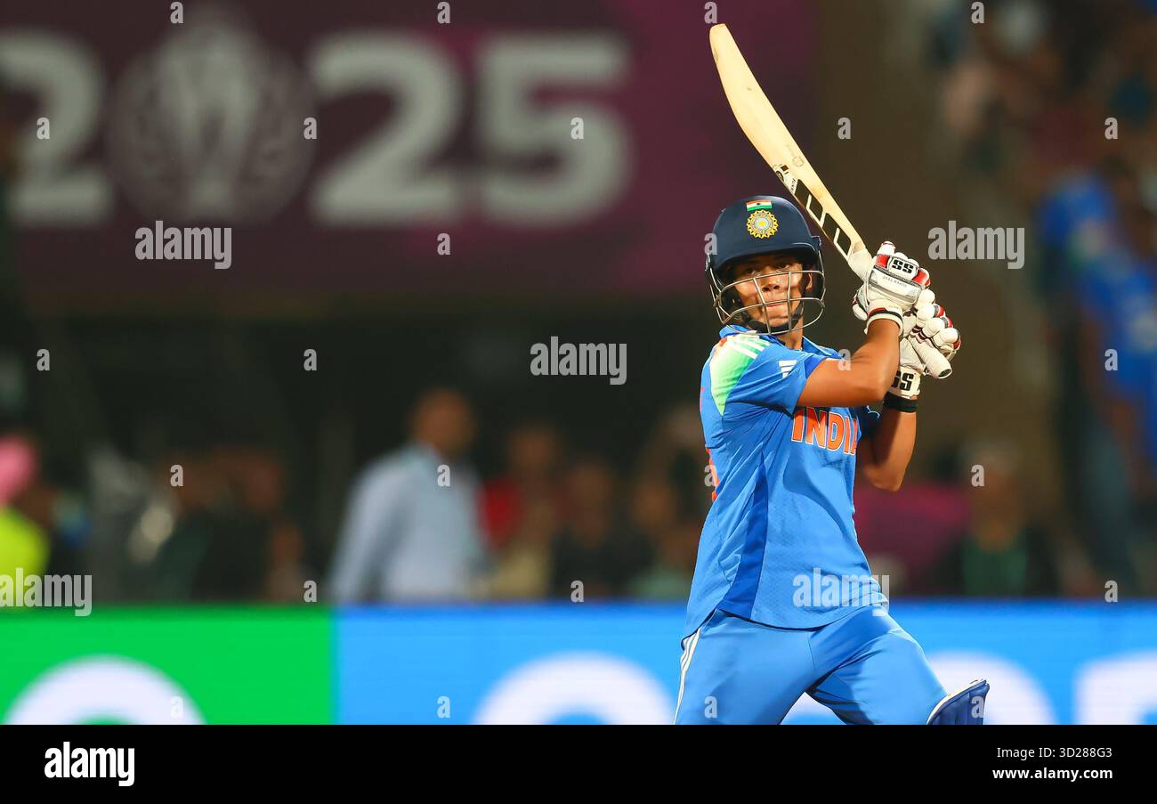 Navi Mumbai, Inde. 30 octobre 2025. Amanjot Kaur de l'Inde lors du match de demi-finale de la Coupe du monde de cricket féminine de l'ICC, Inde vs Australie à la DD.Y. Patil Sports Academy, Navi Mumbai, Inde, 30 octobre 2025 (photo par Shubhajit Roy Karmakar/News images) à Navi Mumbai, Inde le 30/10/2025. (Photo de Shubhajit Roy Karmakar/News images/Sipa USA) crédit : Sipa USA/Alamy Live News Banque D'Images