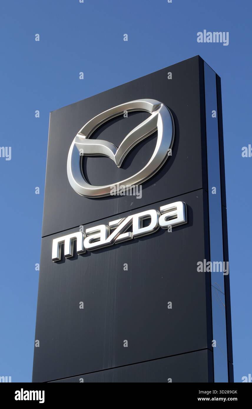 Gladstone, Queensland, Australie - 22 décembre 2024 : grande enseigne verticale avec le logo Mazda sur fond de ciel bleu Banque D'Images