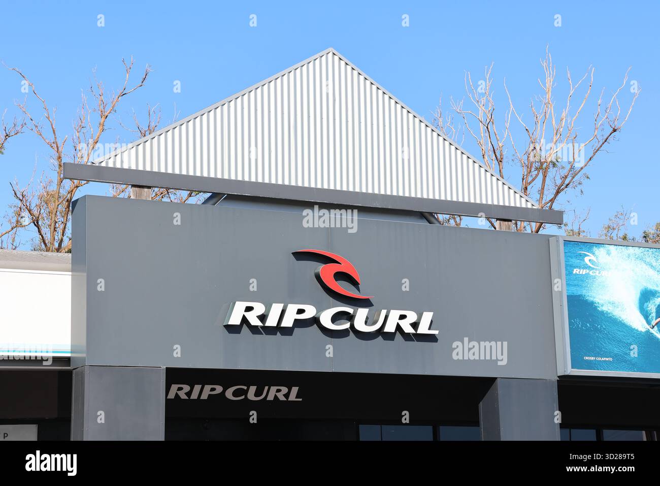 Gladstone, Queensland, Australie - 22 juin 2025 : signalisation extérieure d'un magasin de surf Rip Curl Banque D'Images