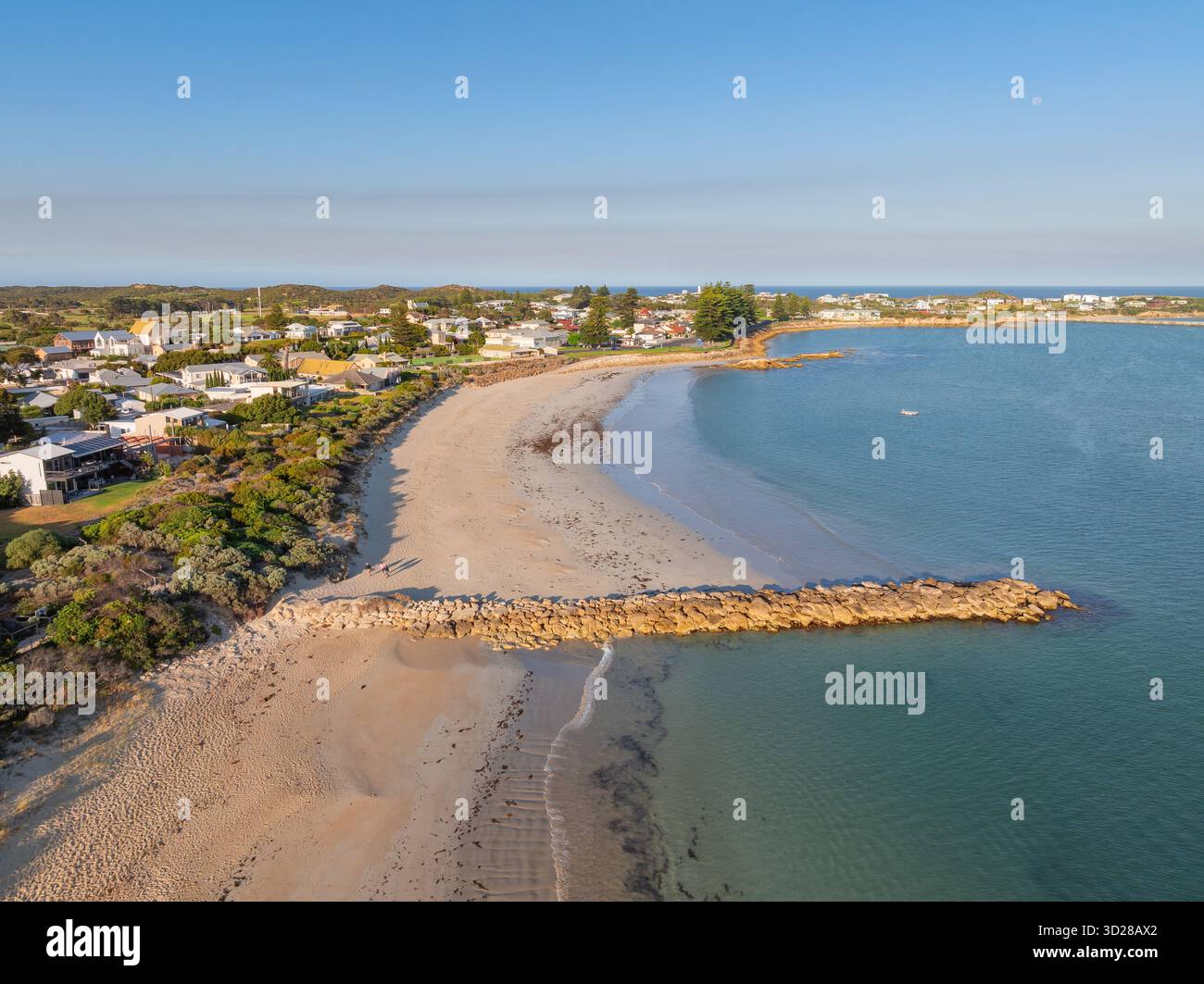 Vue aérienne d'un brise-lames rocheux au large d'une plage de sable et d'une mer bleue calme à Robe sur la côte calcaire de l'Australie méridionale Banque D'Images