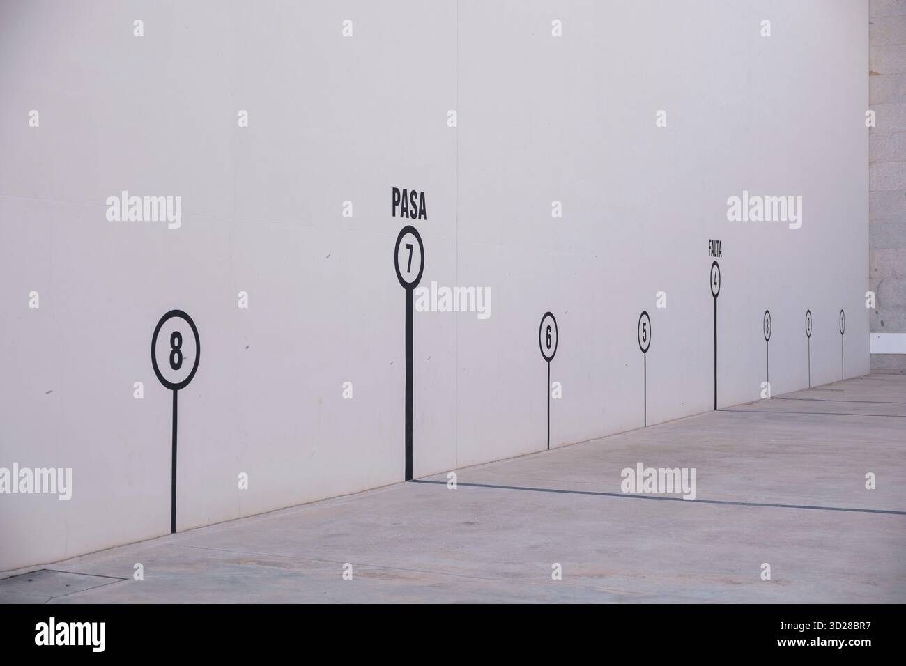 Marquage de la cour à Beti Jai Fronton ('frontón'), un site sportif pour les jeux de pelote basque construit au XIXe siècle, Madrid, Espagne. Banque D'Images