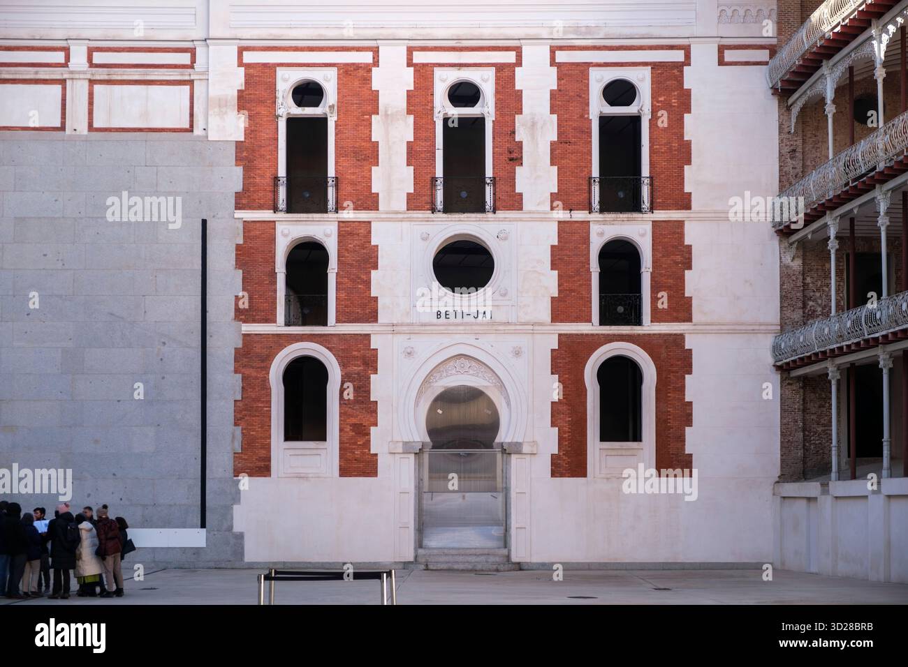 Façade intérieure de Beti Jai Fronton ('frontón'), un site sportif pour les jeux de pelote basque construit au 19ème siècle, Madrid, Espagne. Banque D'Images