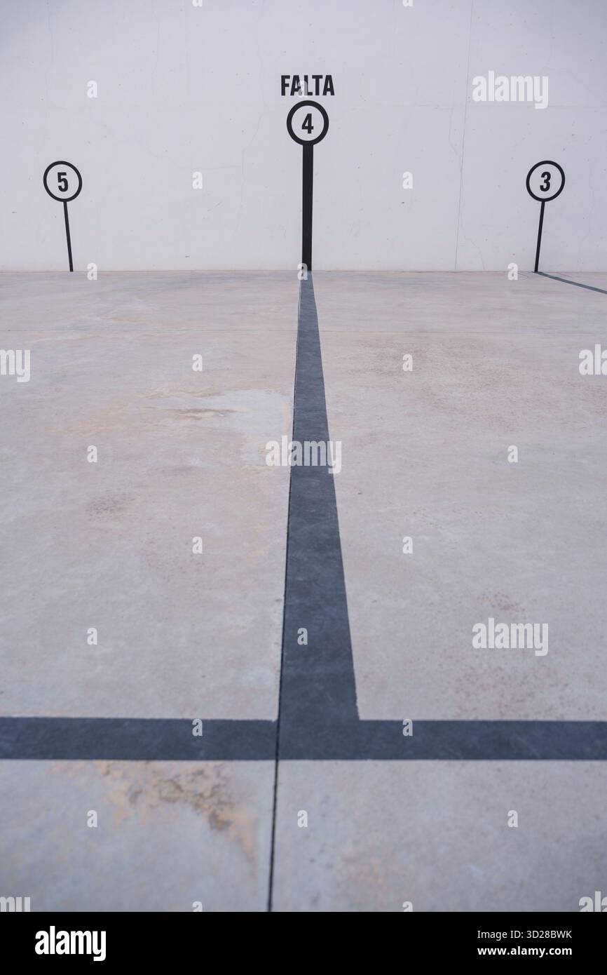 Marquage de la cour à Beti Jai Fronton ('frontón'), un site sportif pour les jeux de pelote basque construit au XIXe siècle, Madrid, Espagne. Banque D'Images