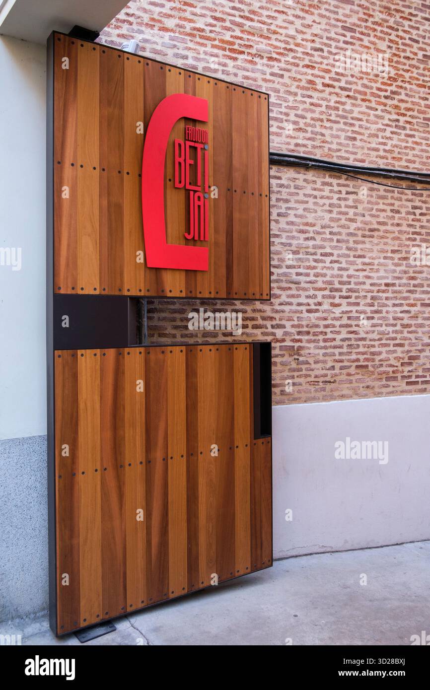Porte d'entrée de Beti Jai Fronton ('frontón'), un site sportif pour les jeux de pelote basque construit au 19ème siècle, Madrid, Espagne. Banque D'Images