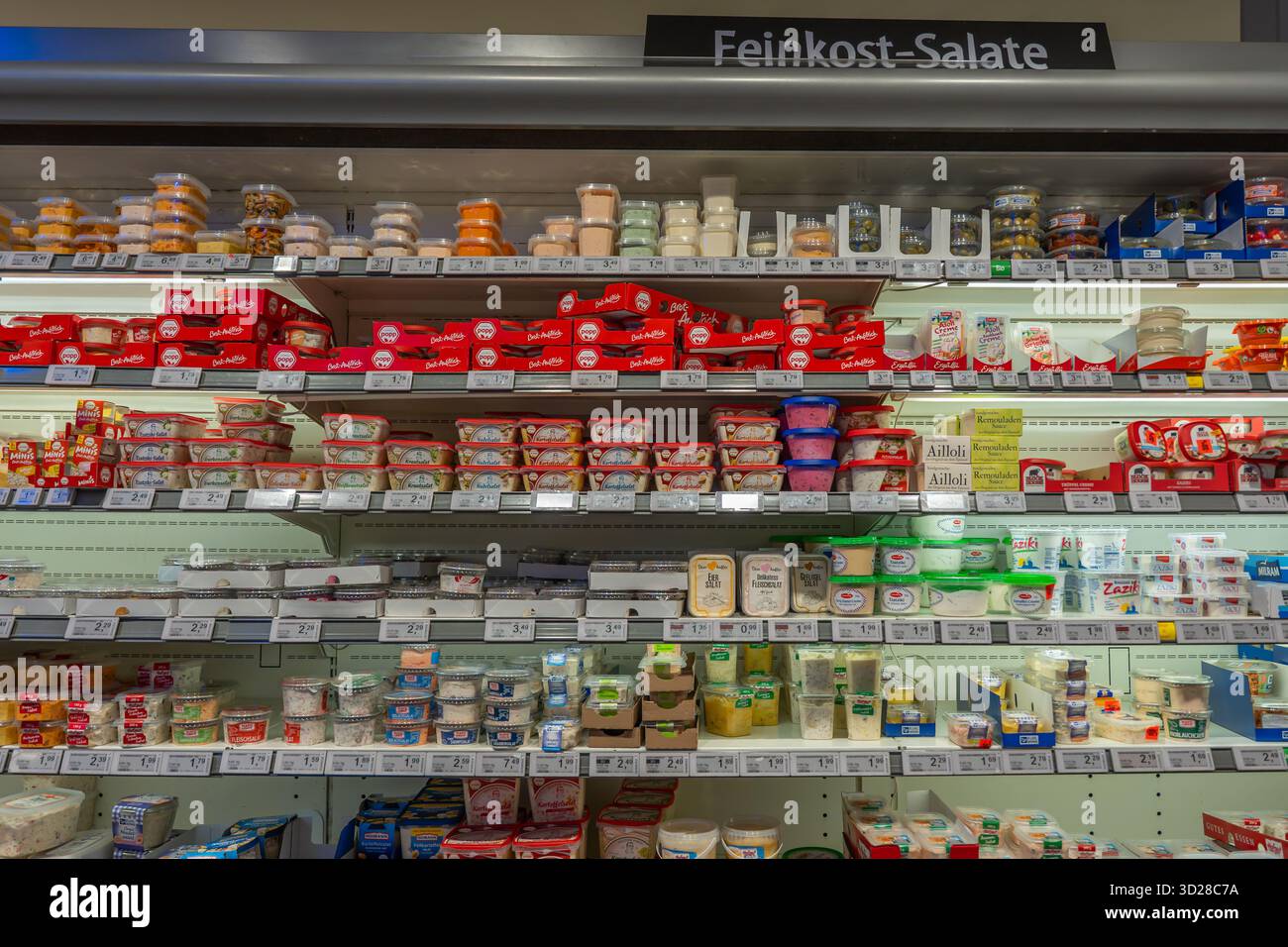 Allemagne Sylt 27.10.2025. Salades et pâtes à tartiner Deli. Section réfrigérée étiquetée Feinkost-Salate avec un assortiment de salades, trempettes et pâtes à tartiner emballées. Éclatez Banque D'Images