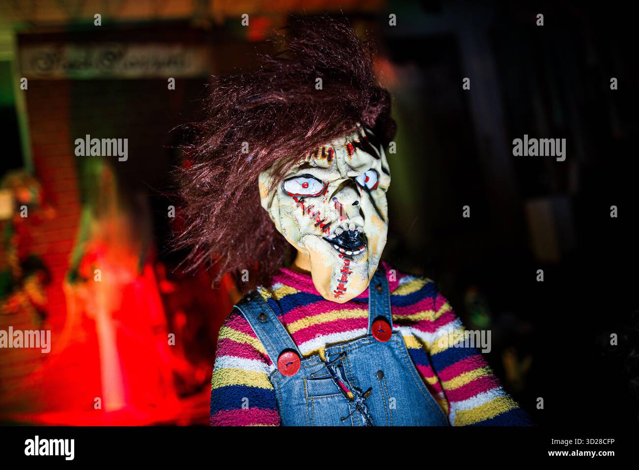 Devese, Allemagne. 31 octobre 2025. Les décorations d'Halloween sous la forme d'une figure effrayante se tiennent à l'extérieur d'une maison dans la région de Hanovre au petit matin. Halloween ('All Hallows' Eve') est traditionnellement célébré dans la nuit du 1er novembre et est d'origine celtique. Crédit : Moritz Frankenberg/dpa/Alamy Live News Banque D'Images